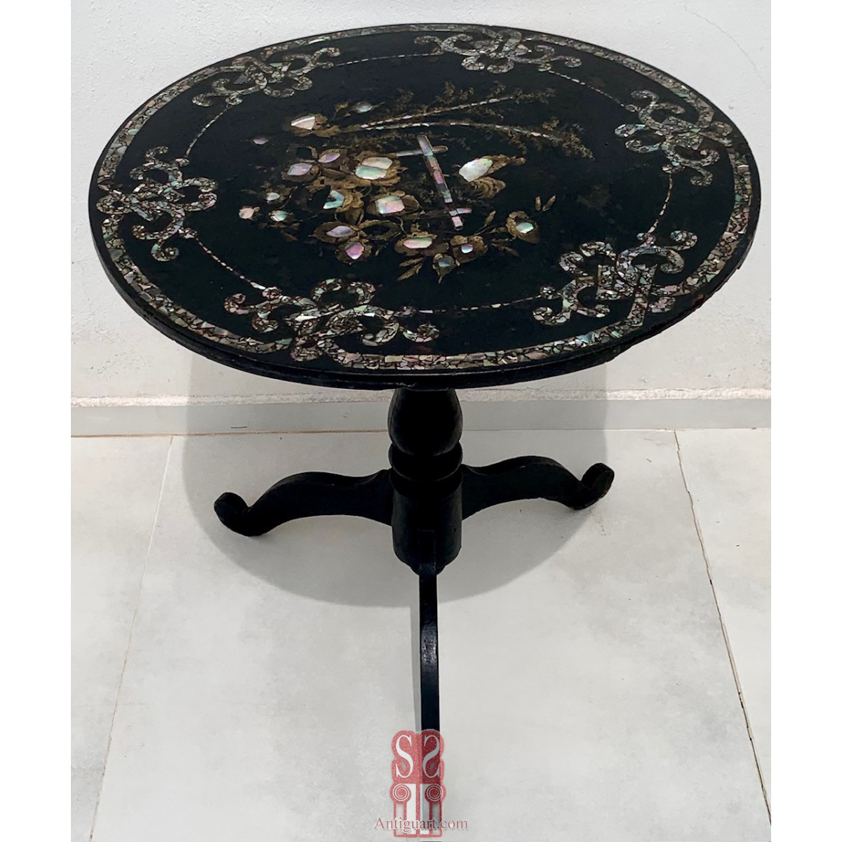 Round table wood with mother-of-pearl, 19th.