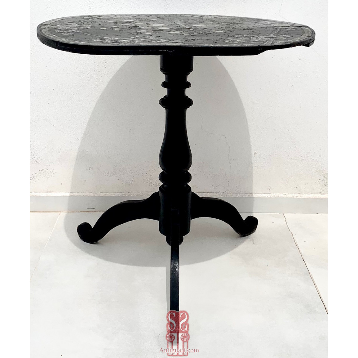 Round table wood with mother-of-pearl, 19th.