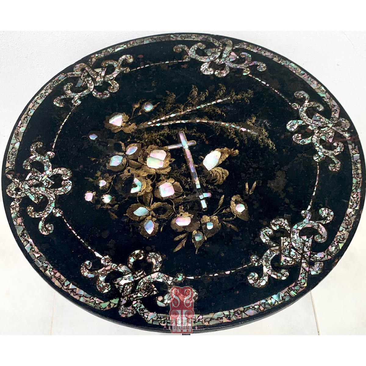 Round table wood with mother-of-pearl, 19th.