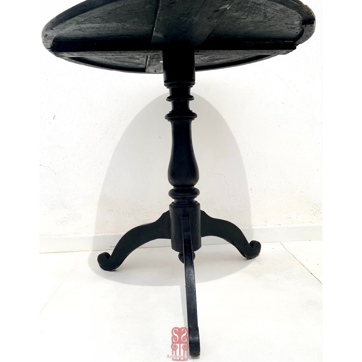 Round table wood with mother-of-pearl, 19th.