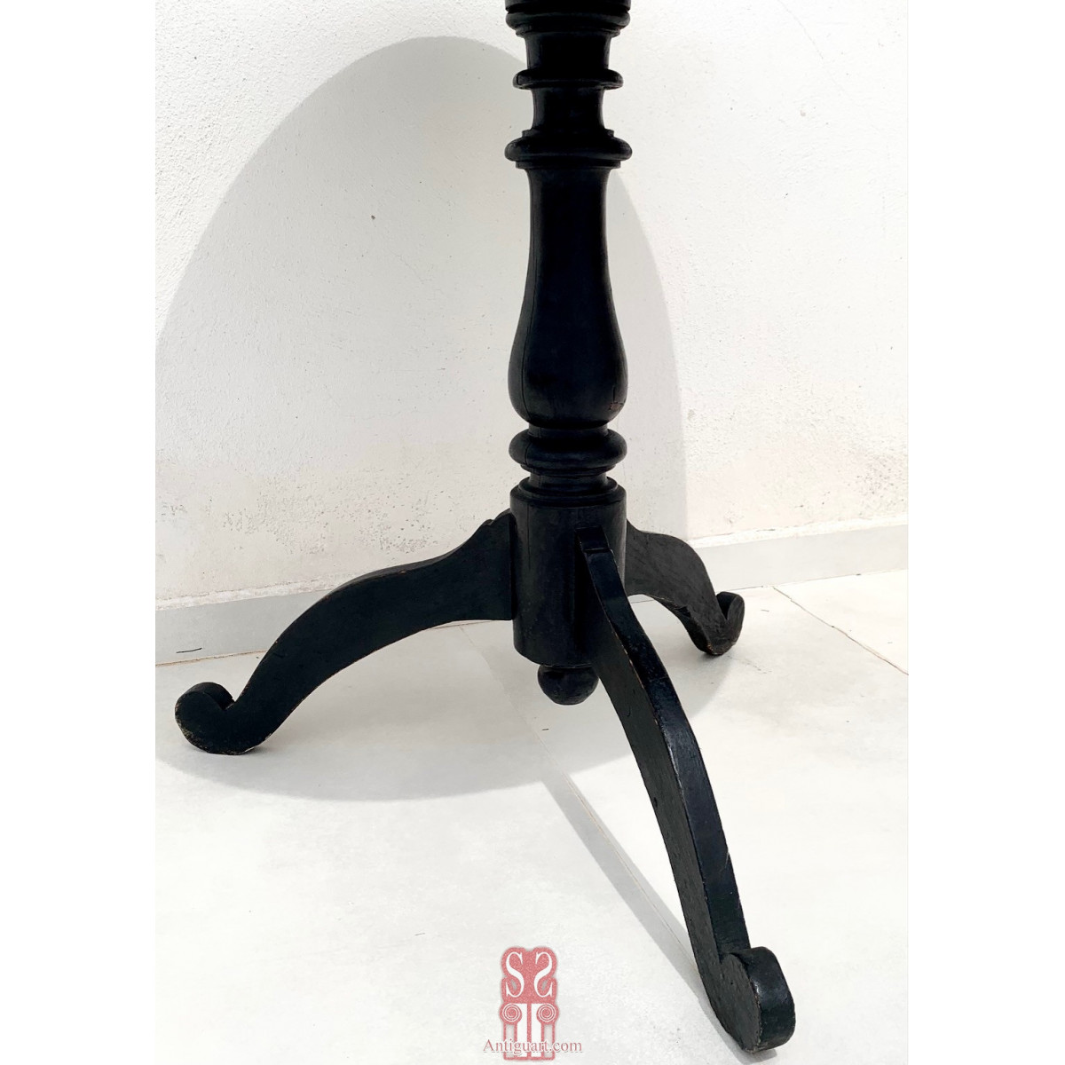 Round table wood with mother-of-pearl, 19th.