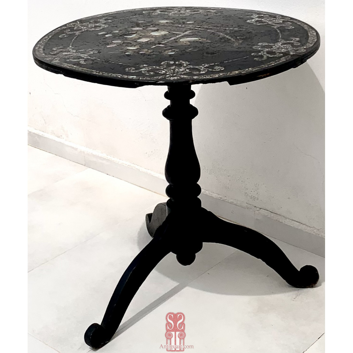 Round table wood with mother-of-pearl, 19th.