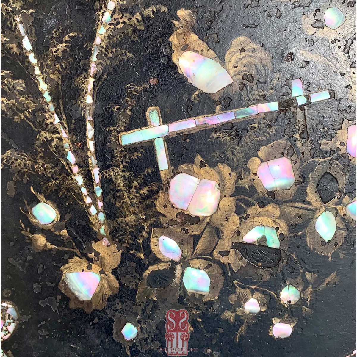 Round table wood with mother-of-pearl, 19th.