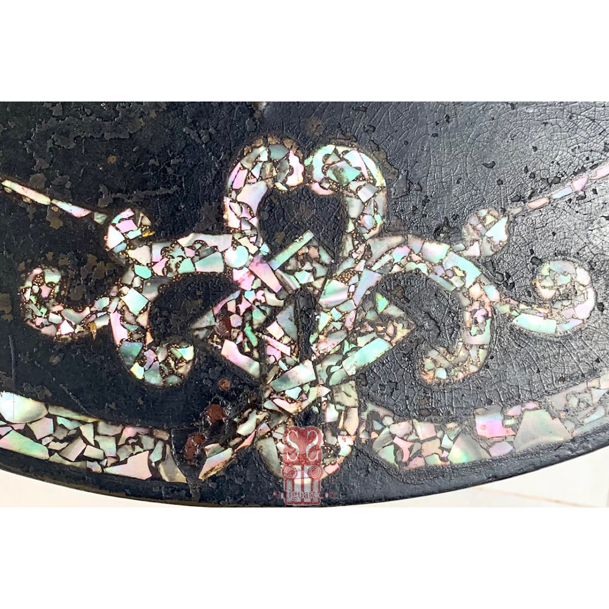 Round table wood with mother-of-pearl, 19th.