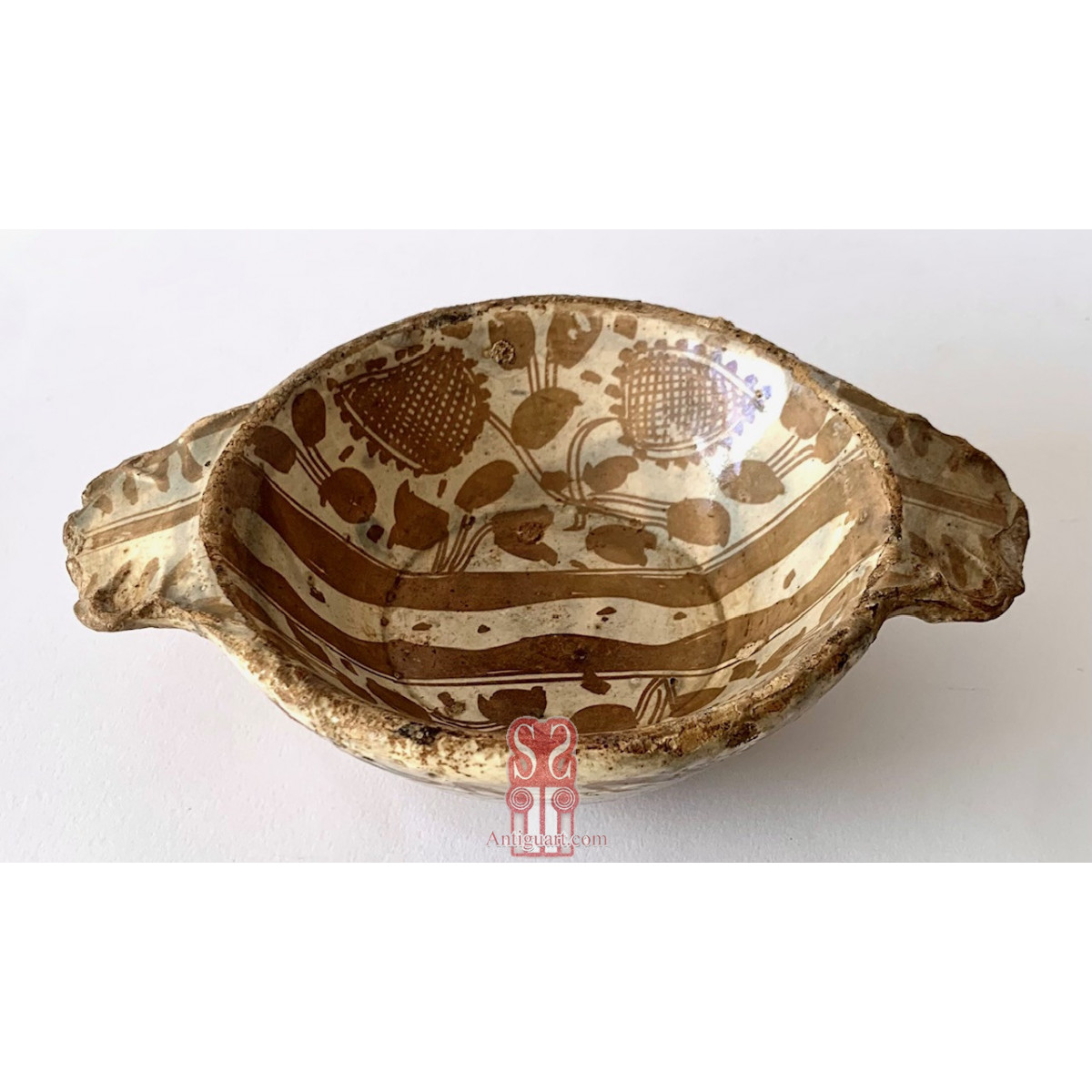 Escudella valenciana Manises, cerámica de reflejo metálico, del siglo XVI. 