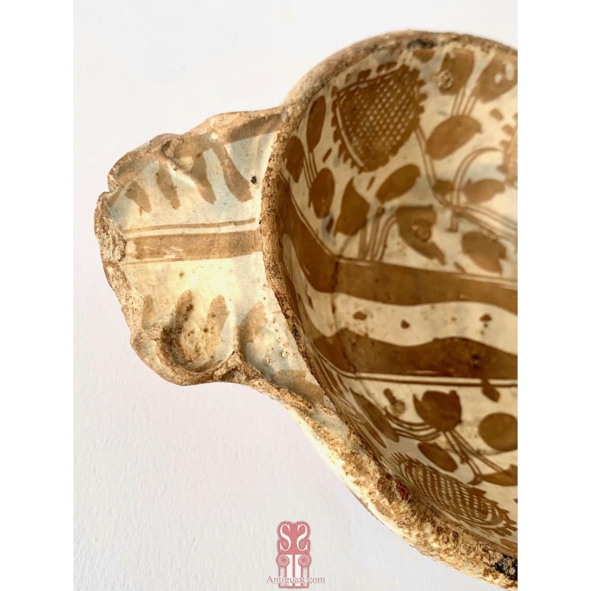 Escudella valenciana Manises, cerámica de reflejo metálico, del siglo XVI. 