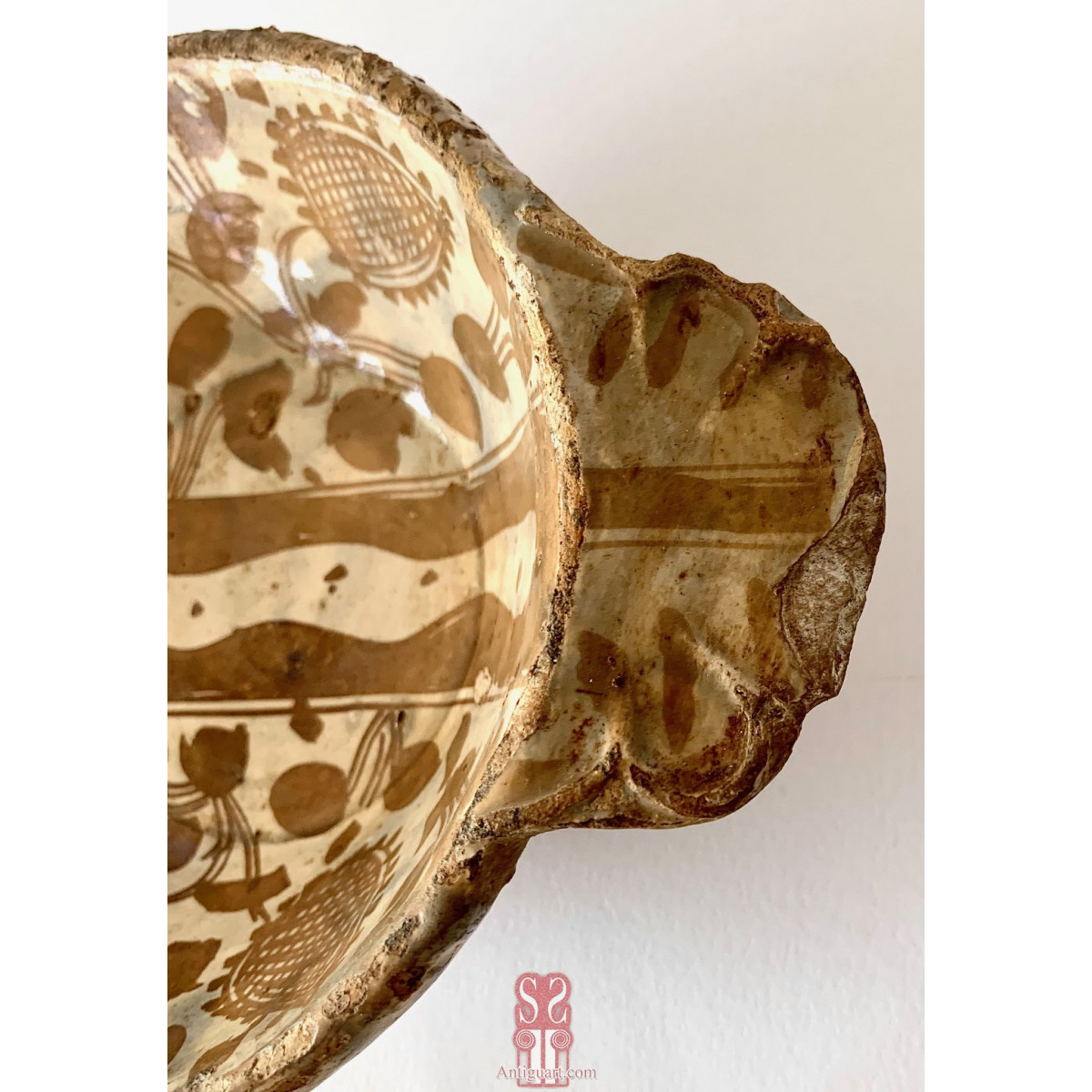 Escudella valenciana Manises, cerámica de reflejo metálico, del siglo XVI. 