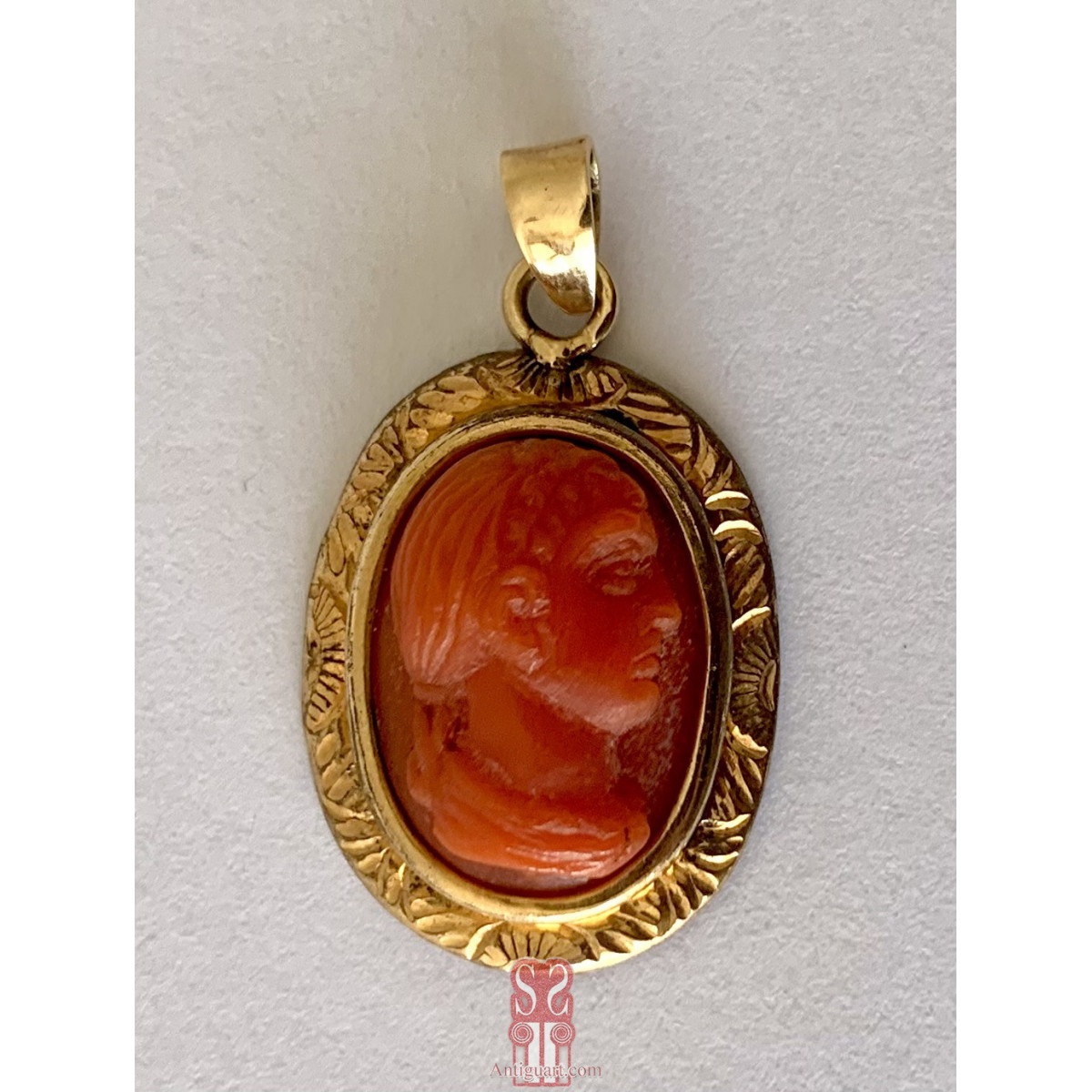 Colgante de coral rojo tallado con perfil de mujer, siglo XIX,