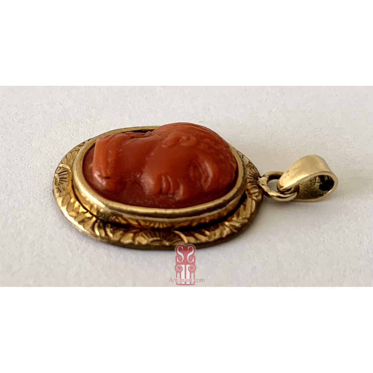 Colgante de coral rojo tallado con perfil de mujer, siglo XIX,