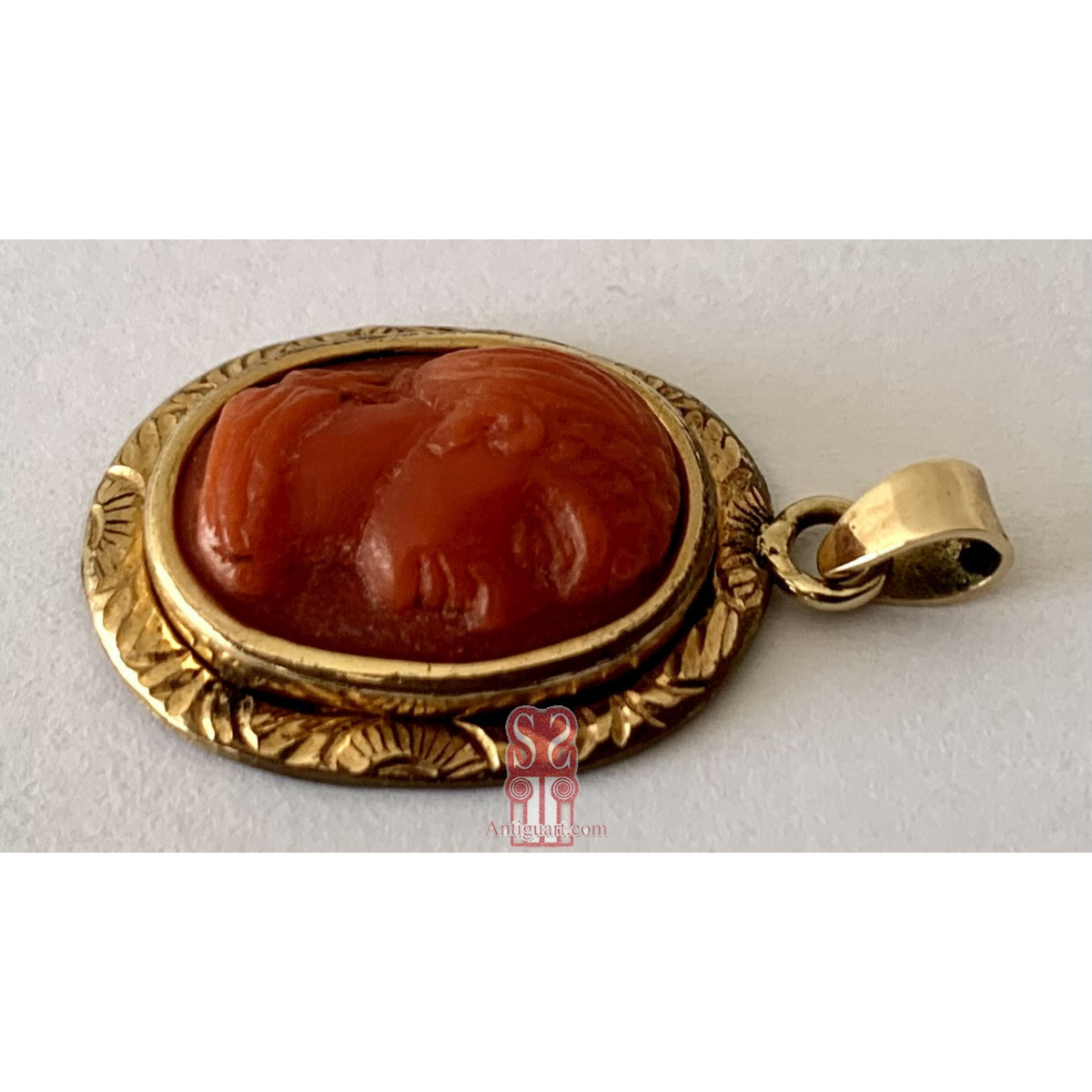 Colgante de coral rojo tallado con perfil de mujer, siglo XIX,