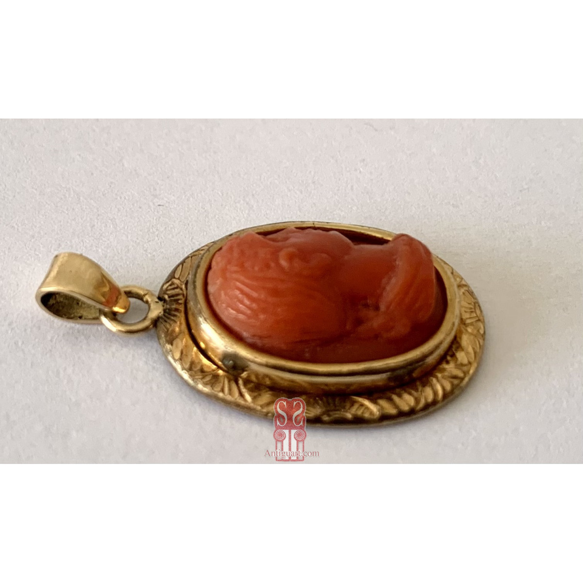 Colgante de coral rojo tallado con perfil de mujer, siglo XIX,