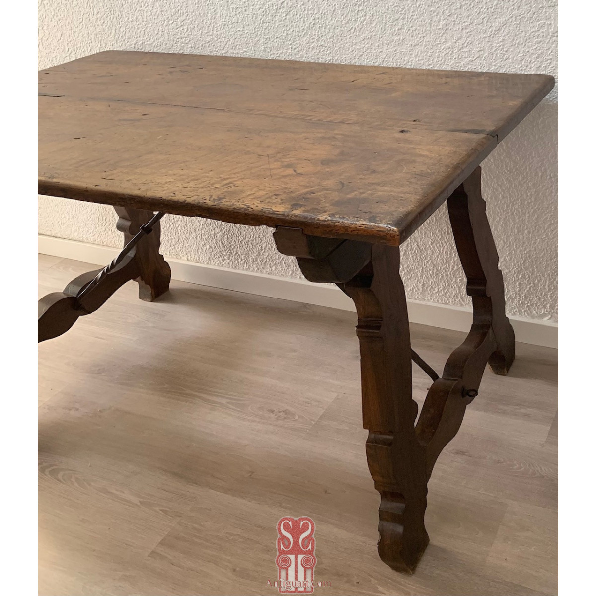 Mesa frailera de nogal del siglo XVIII.