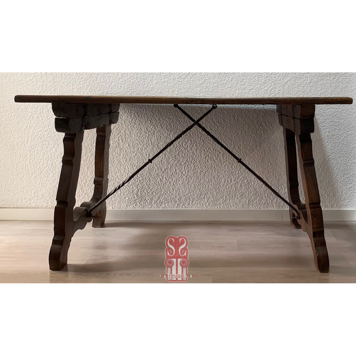 Mesa frailera de nogal del siglo XVIII.