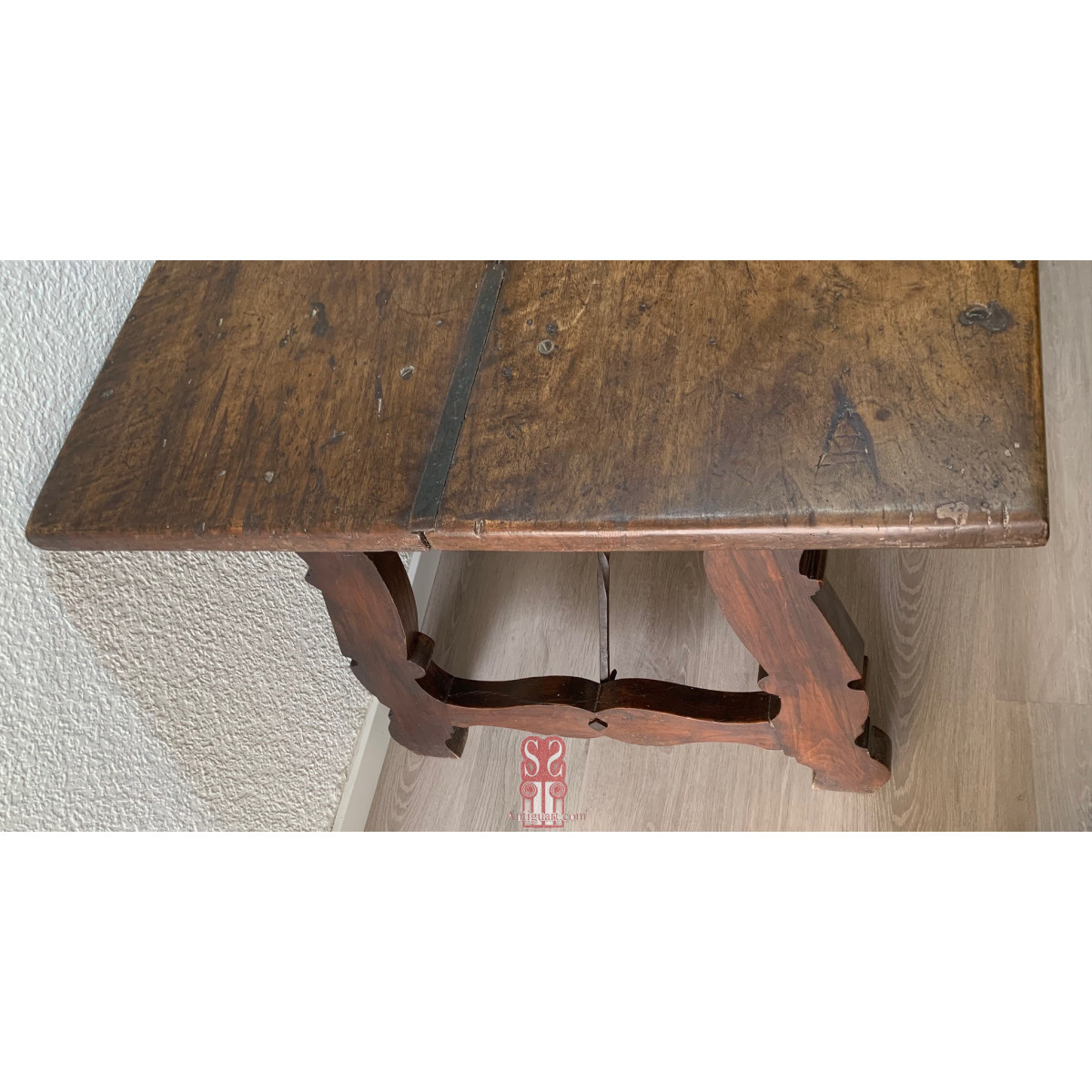 Mesa frailera de nogal del siglo XVIII.