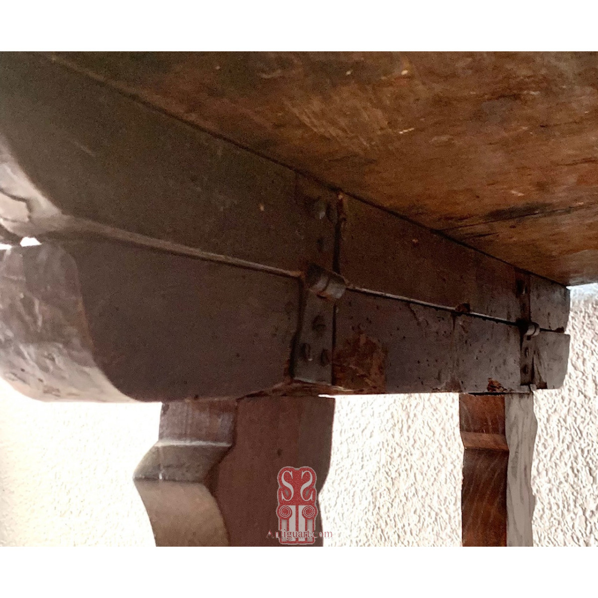 Mesa frailera de nogal del siglo XVIII.