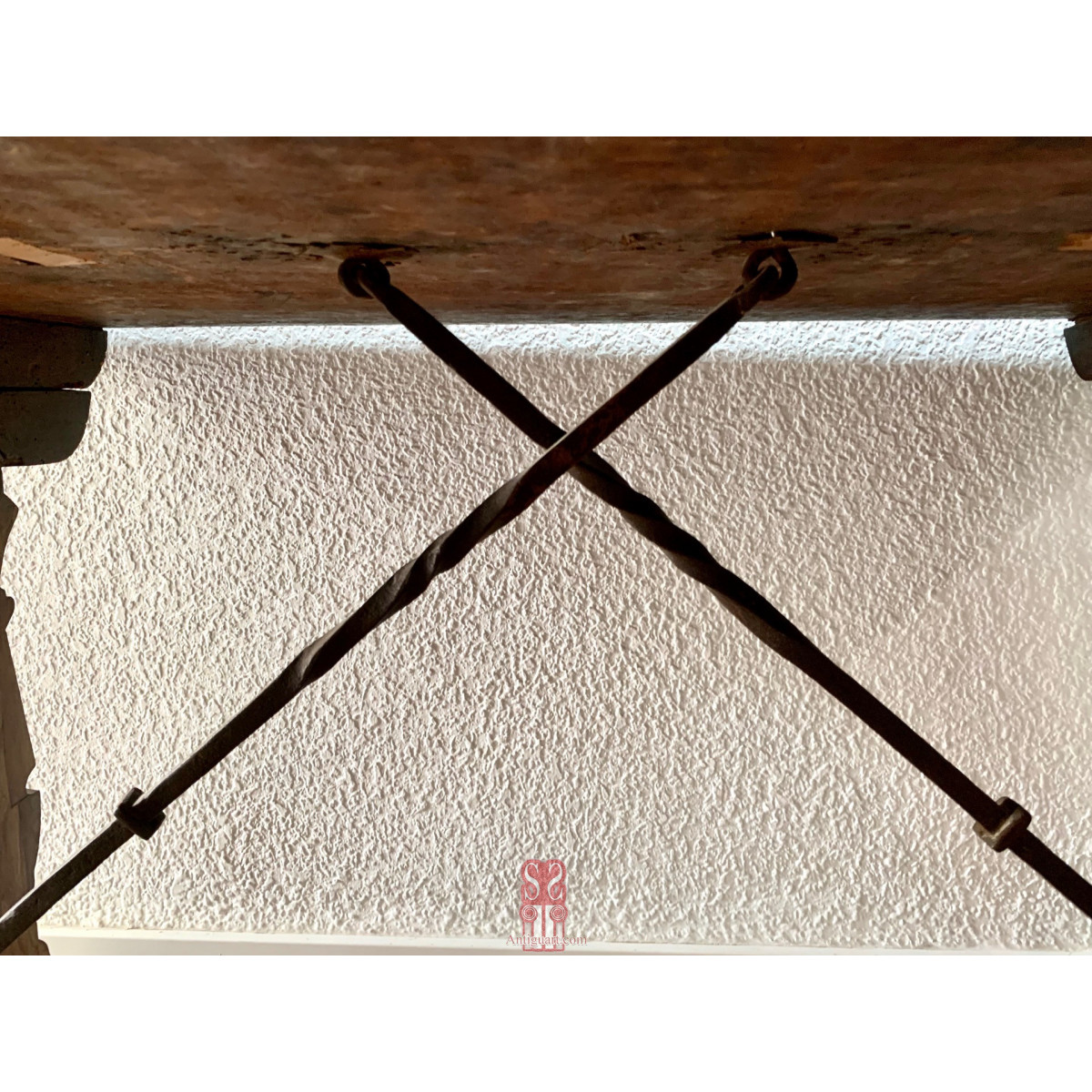 Mesa frailera de nogal del siglo XVIII.