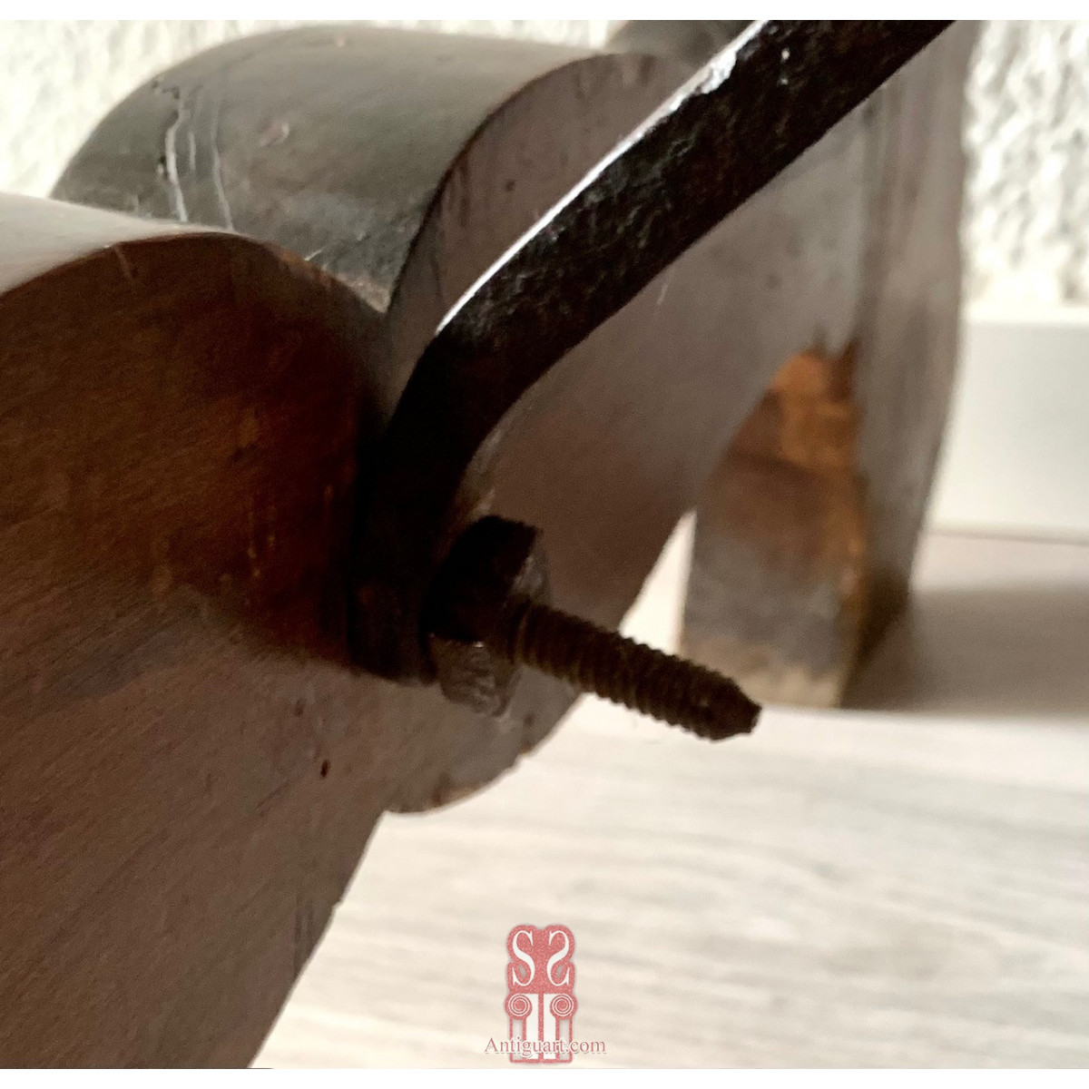 Mesa frailera de nogal del siglo XVIII.