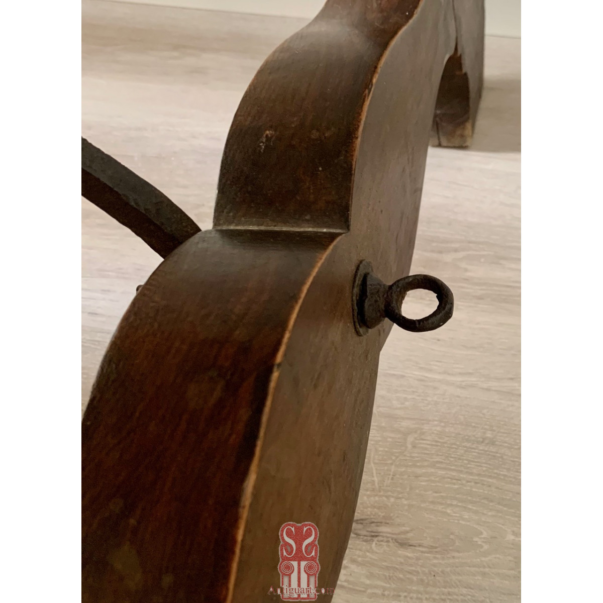 Mesa frailera de nogal del siglo XVIII.