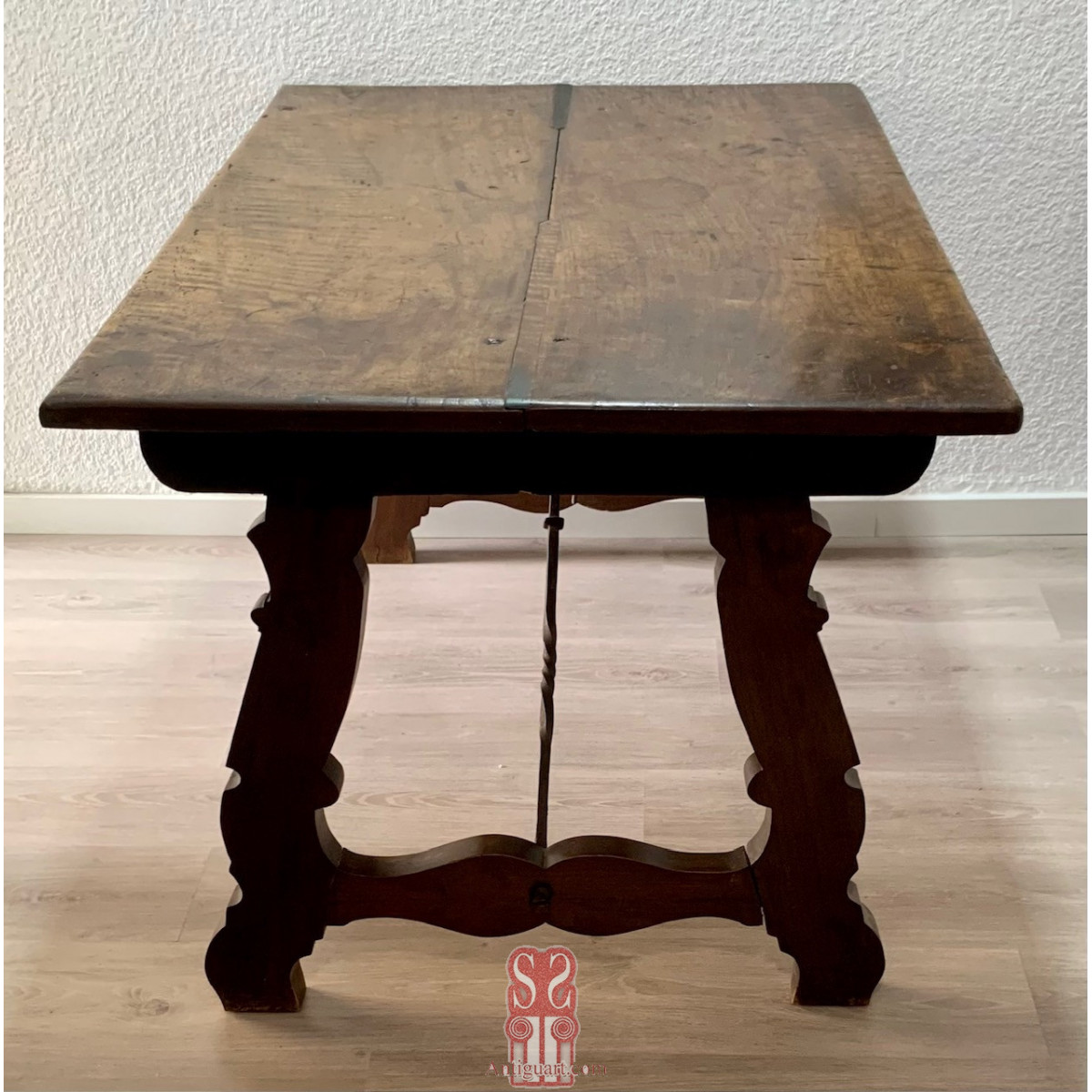 Mesa frailera de nogal del siglo XVIII.