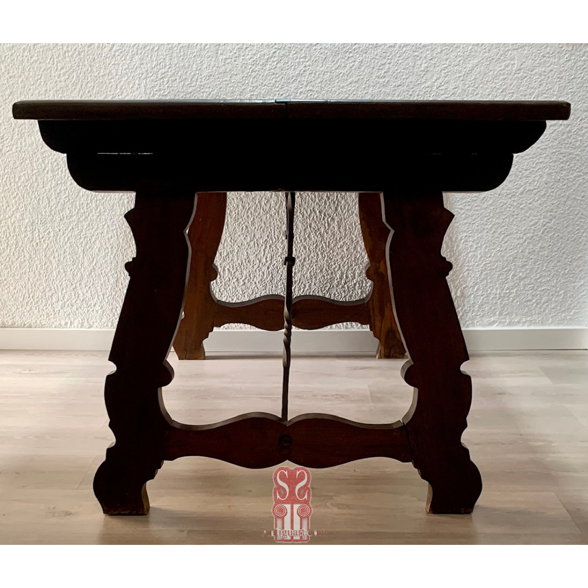 Mesa frailera de nogal del siglo XVIII.