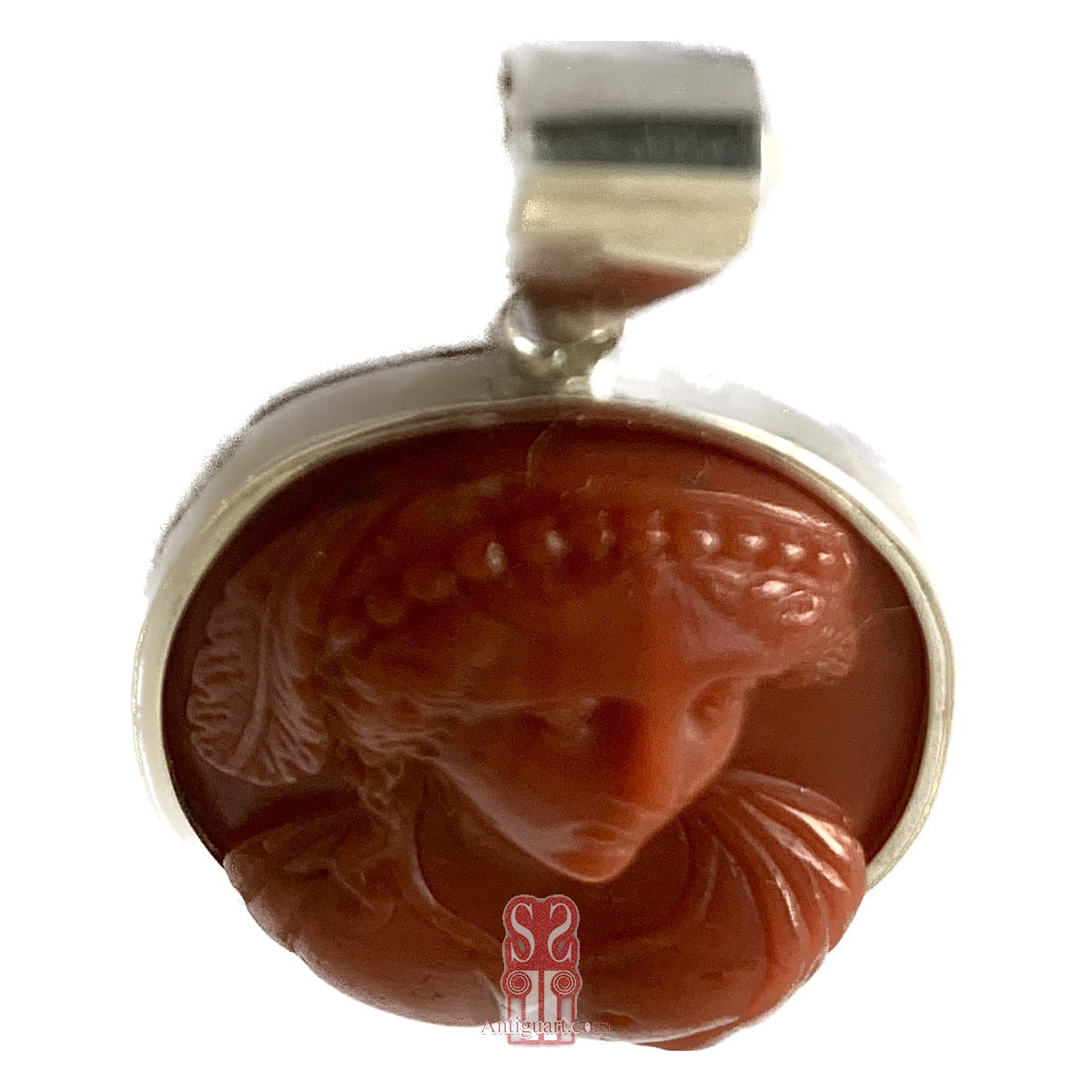 Ciondolo cammeo di corallo rosso dell'800