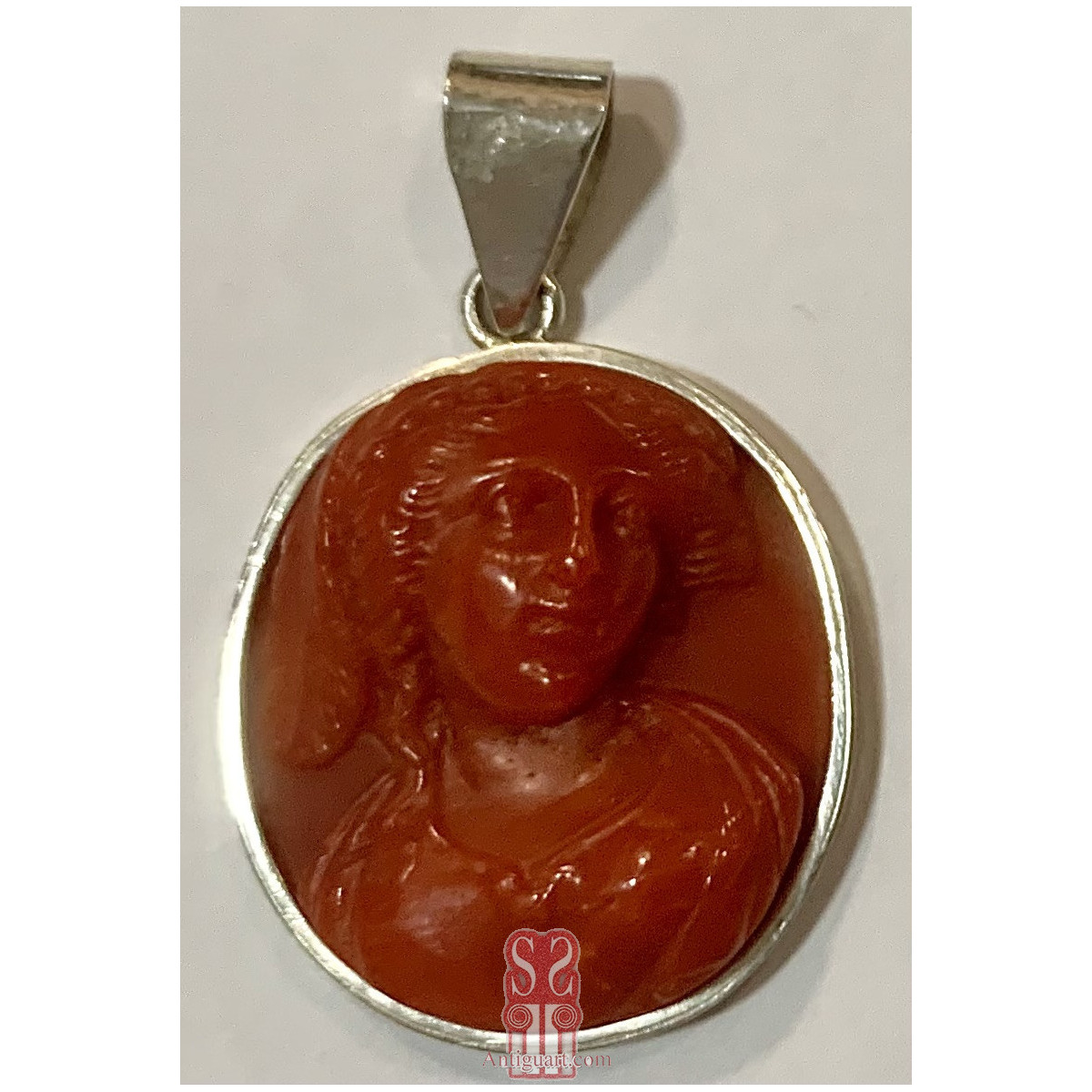 Ciondolo cammeo di corallo rosso dell'800