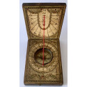 Reloj solar y brújula meridiana del siglo XVIII.