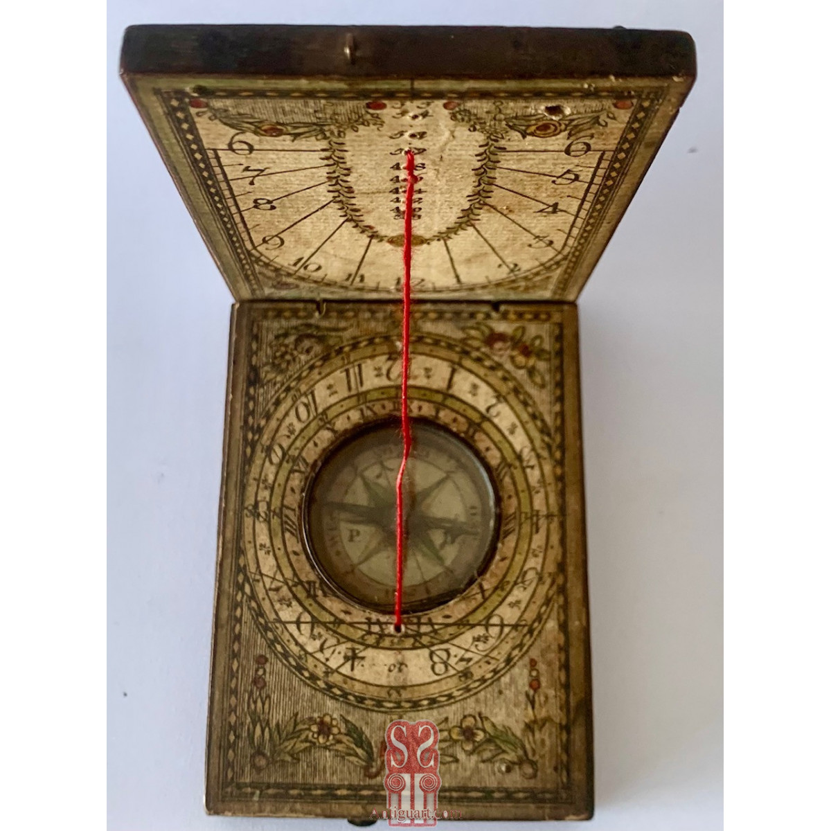 Reloj solar y brújula meridiana del siglo XVIII.