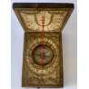 Reloj solar y brújula meridiana del siglo XVIII.