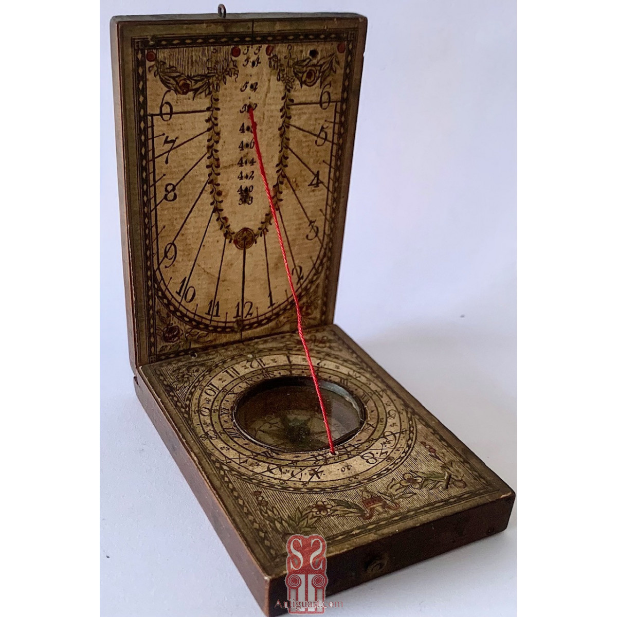 Reloj solar y brújula meridiana del siglo XVIII.