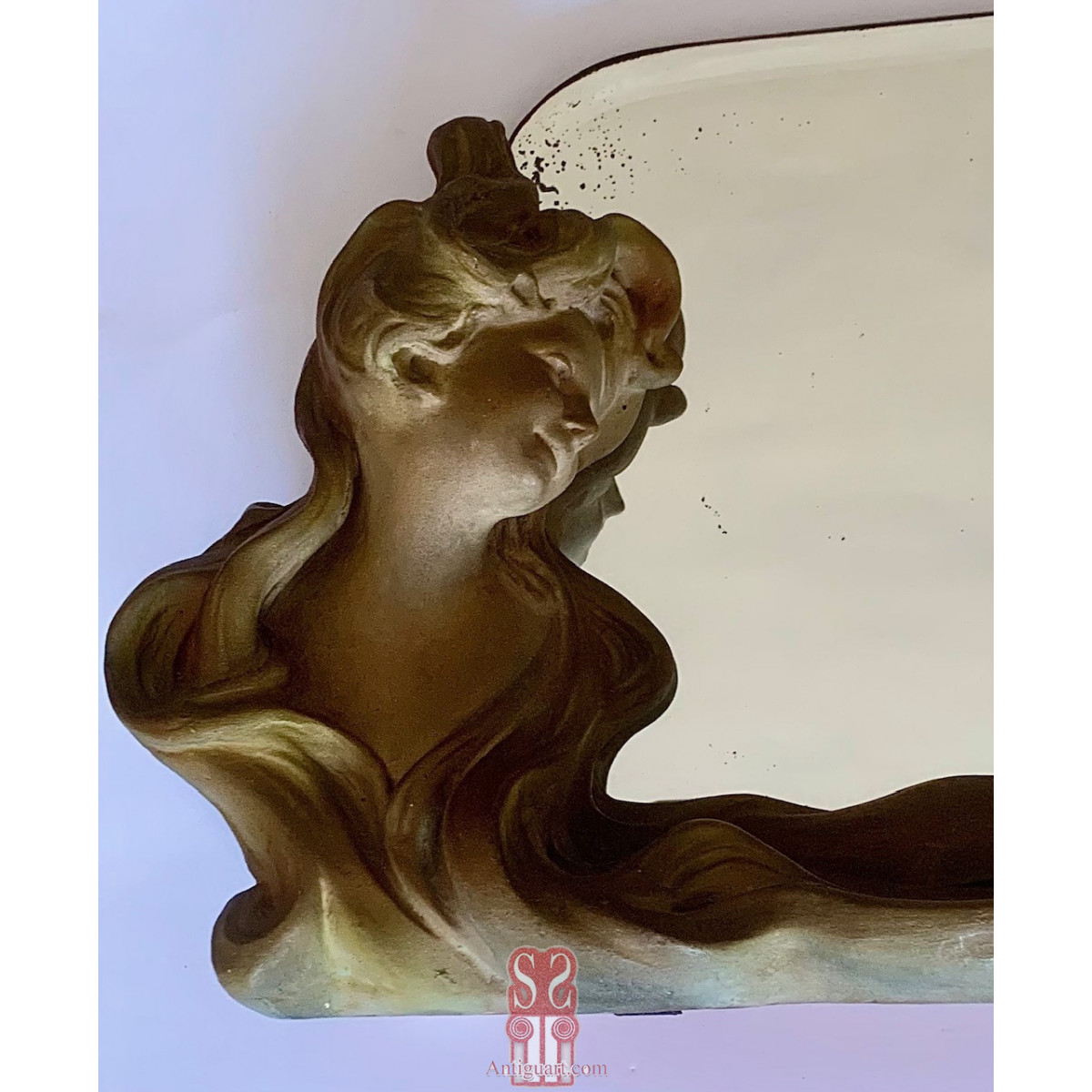 Espejo de mesa modernista de escayola policromada.