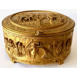 Caja joyero de bronce, escenas en bajo relieve, 1900 circa.