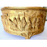 Caja joyero de bronce, escenas en bajo relieve, 1900 circa.