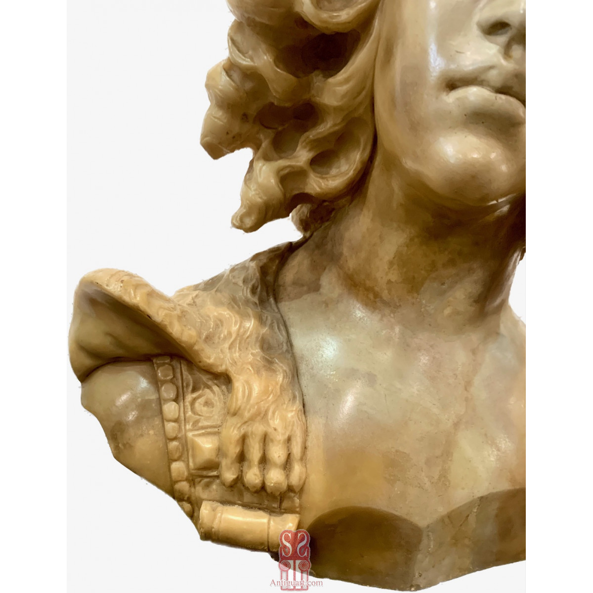 Busto de San Miguel Arcángel de alabastro, siglo XIX.