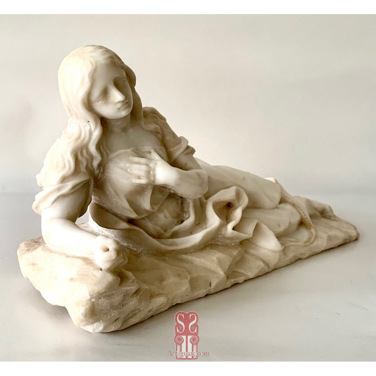 Magdalena penitente,  mármol blanco del siglo XVIII.