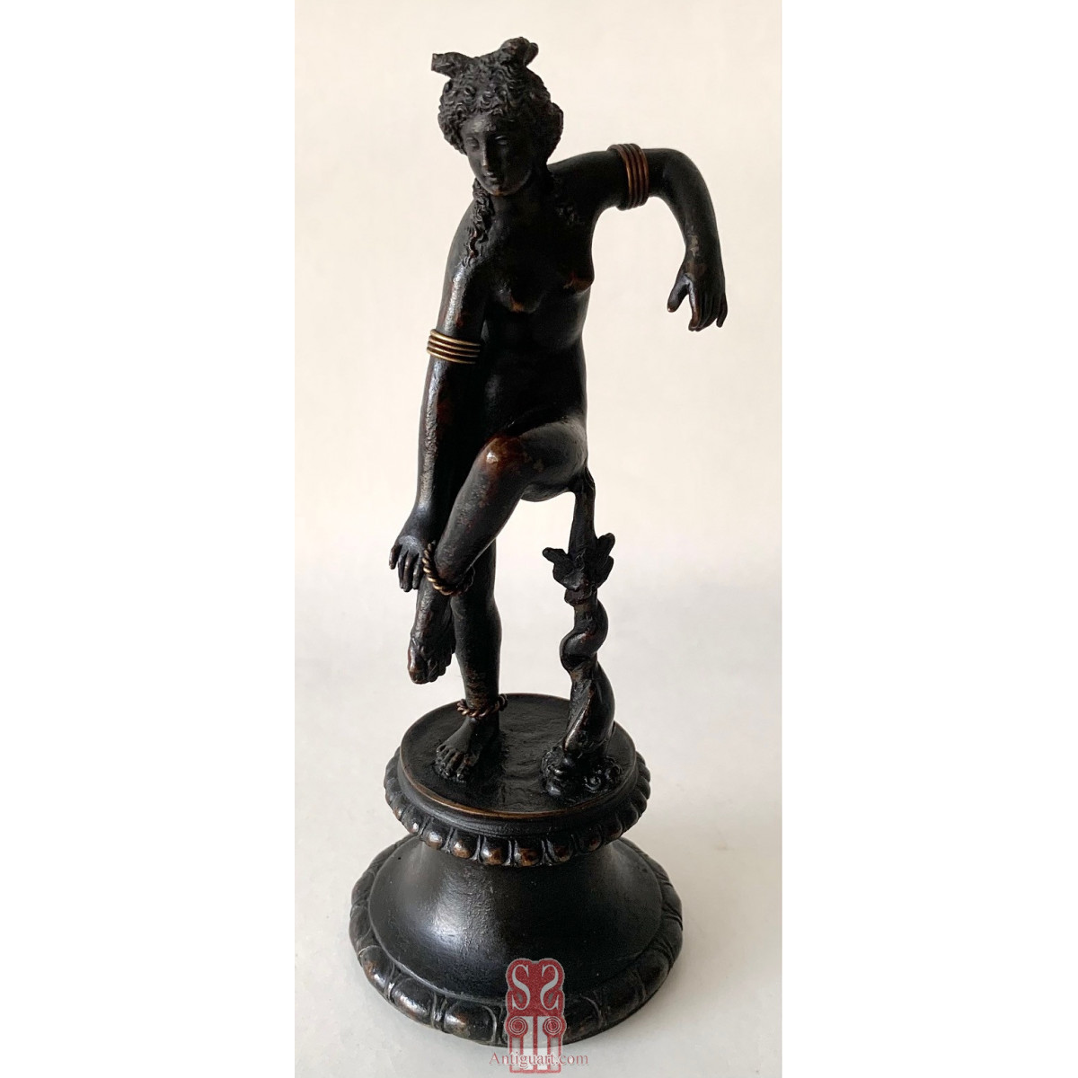 Afrodita o Venus al baño , bronce del siglo XIX.