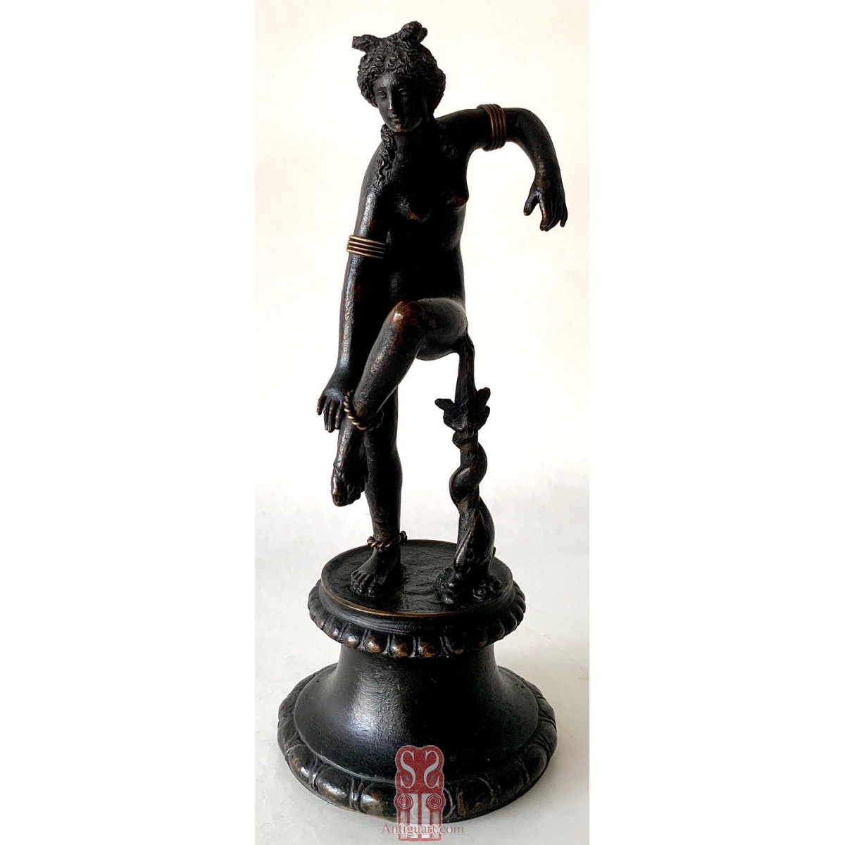 Afrodita o Venus al baño , bronce del siglo XIX.