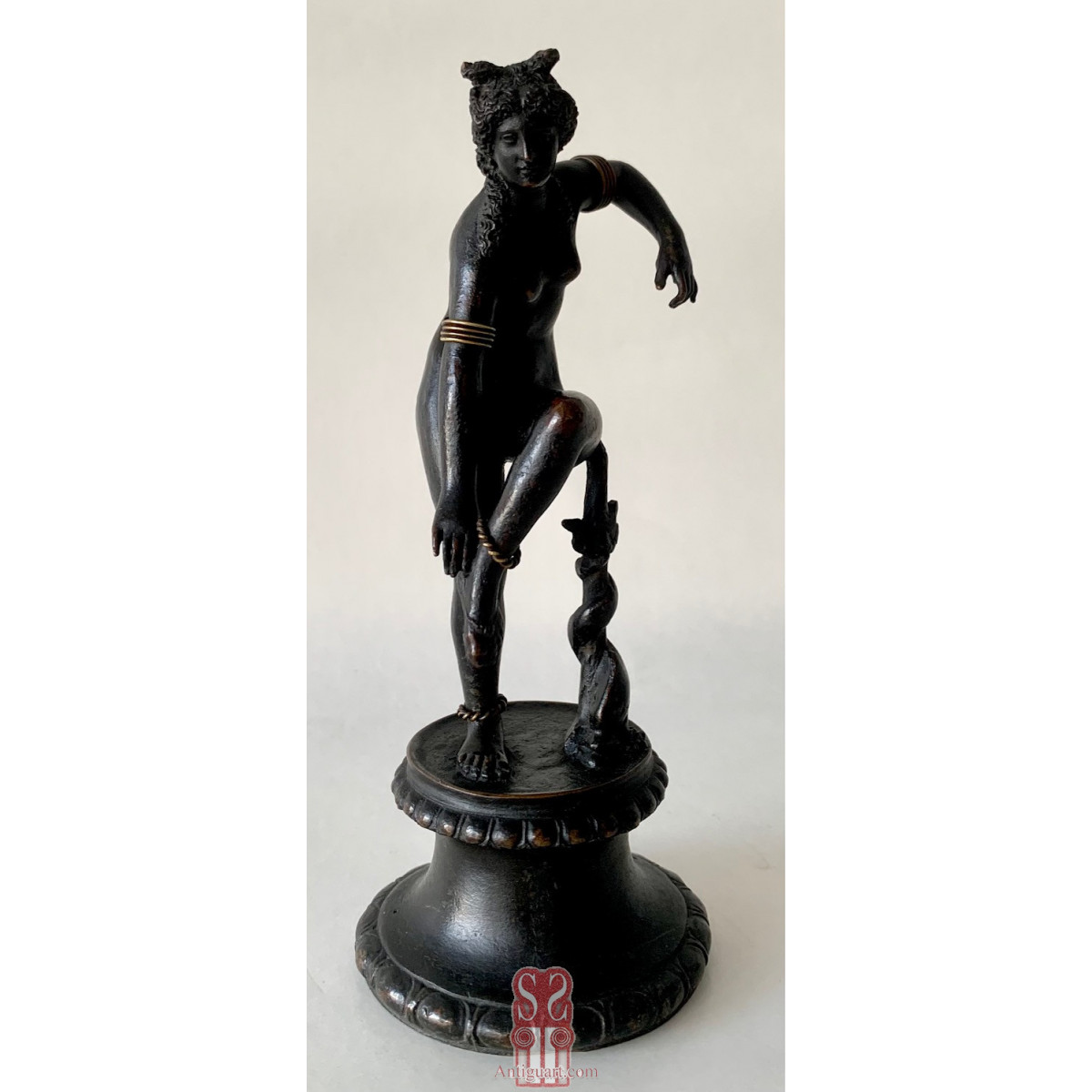 Afrodita o Venus al baño , bronce del siglo XIX.