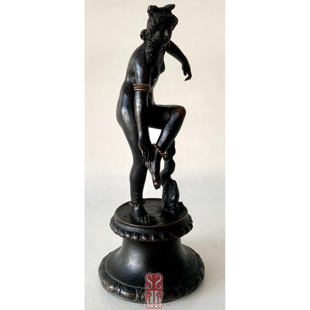 Afrodita o Venus al baño , bronce del siglo XIX.