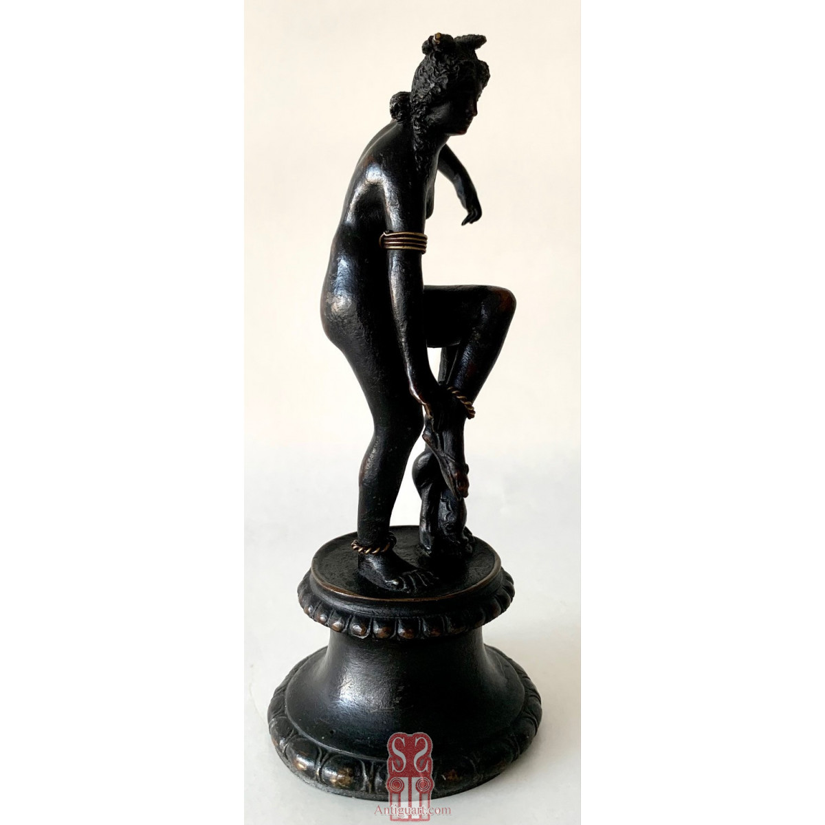 Afrodita o Venus al baño , bronce del siglo XIX.