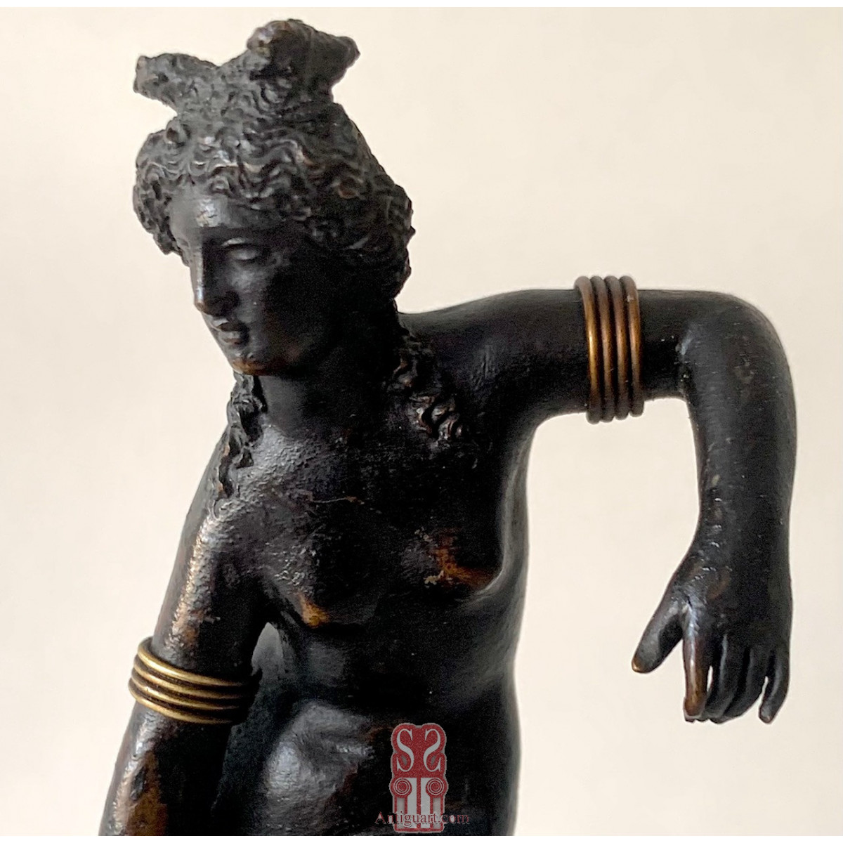 Afrodita o Venus al baño , bronce del siglo XIX.