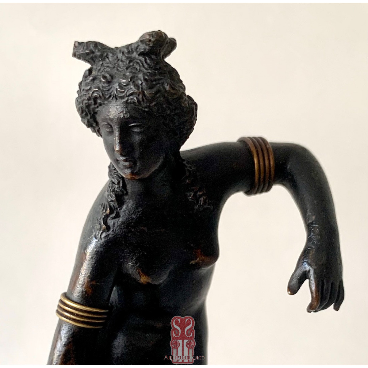 Afrodita o Venus al baño , bronce del siglo XIX.