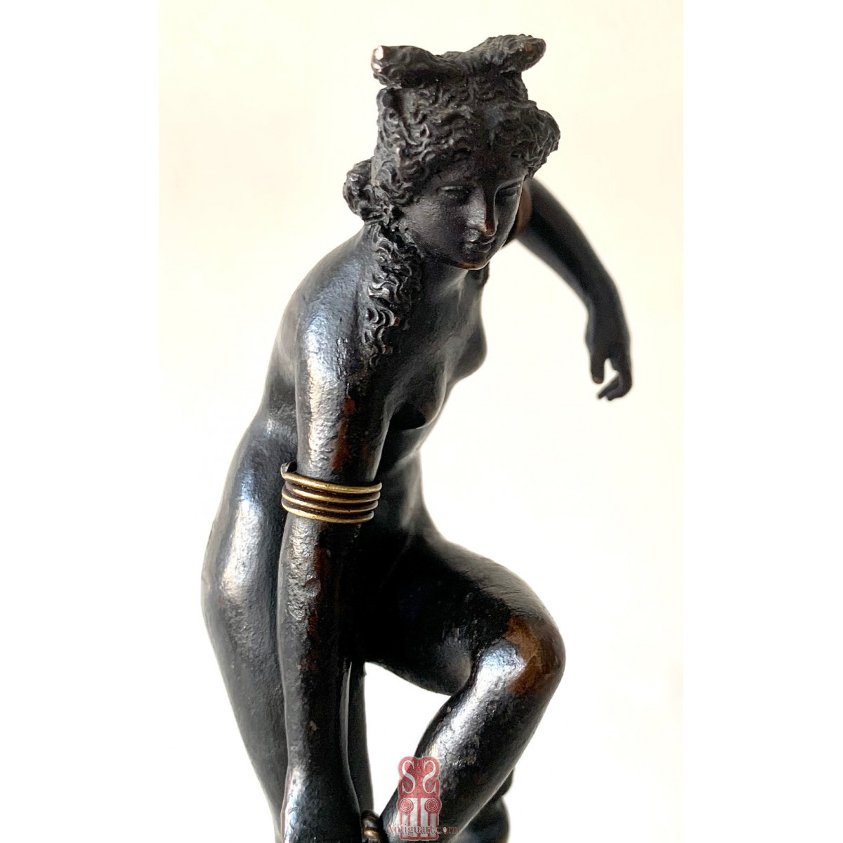 Afrodita o Venus al baño , bronce del siglo XIX.