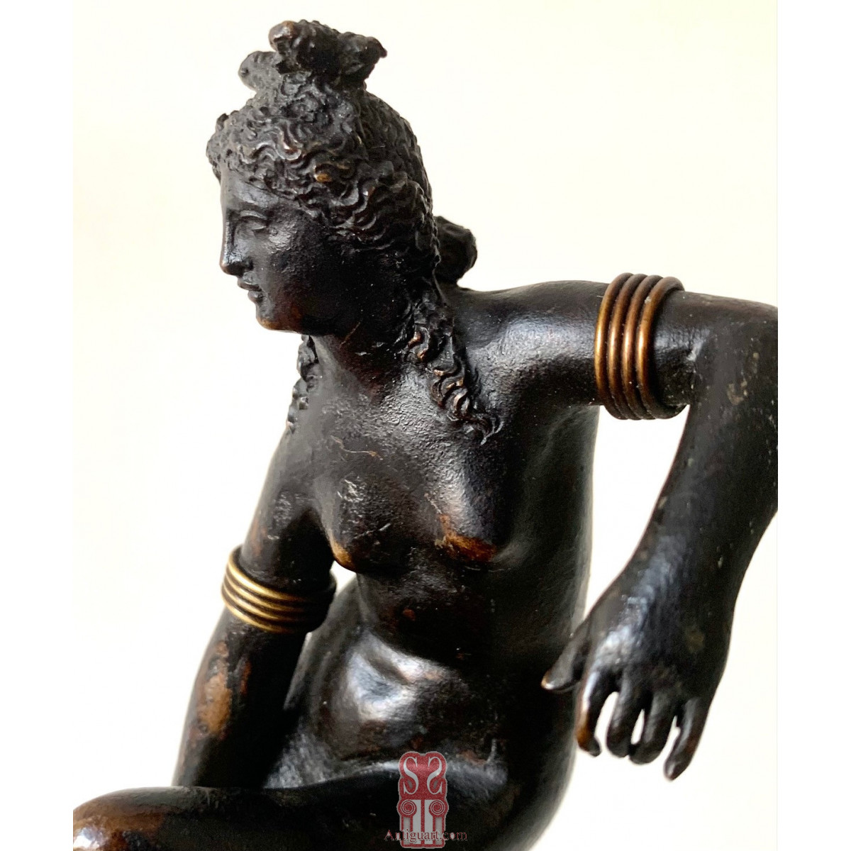 Afrodita o Venus al baño , bronce del siglo XIX.