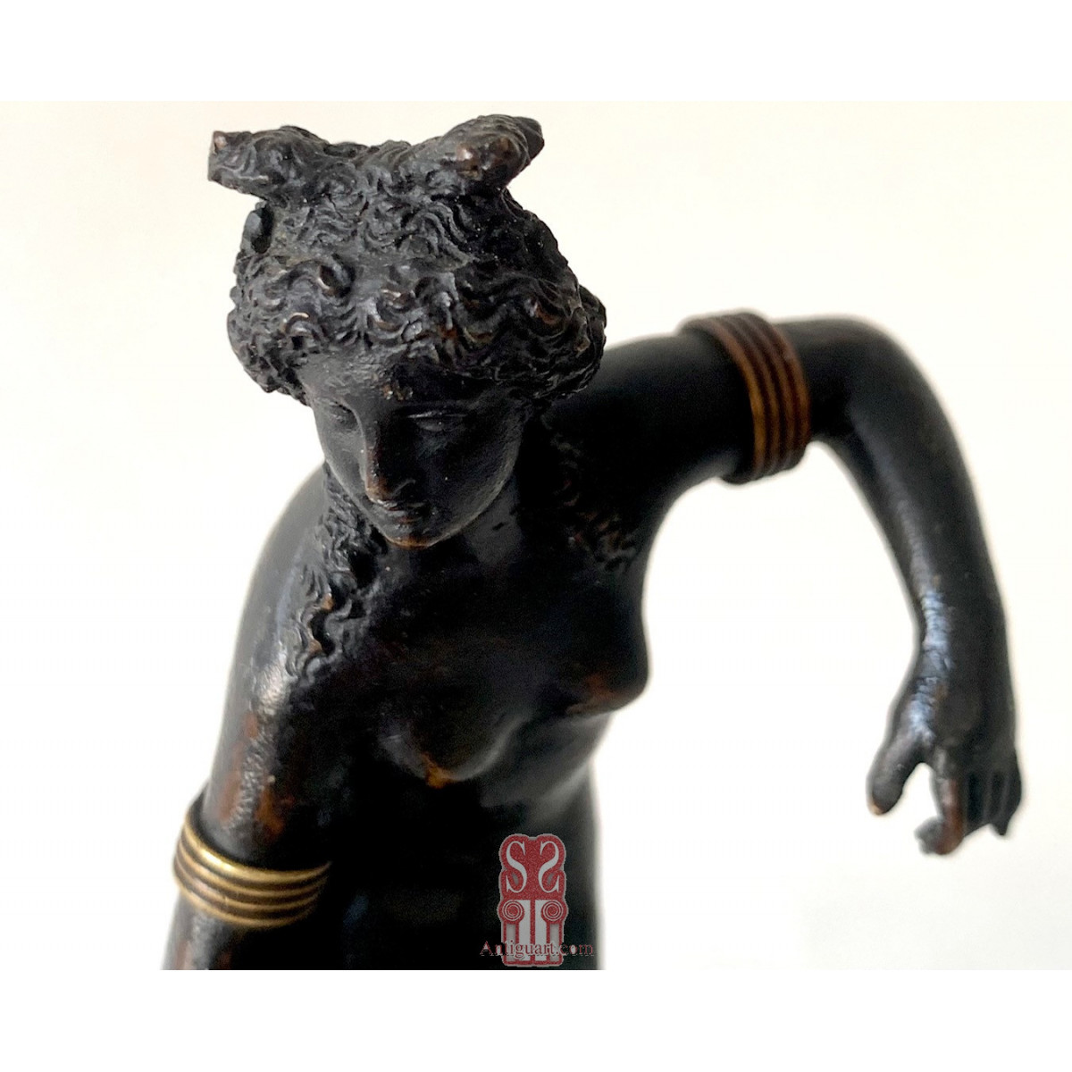 Afrodita o Venus al baño , bronce del siglo XIX.