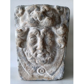 Pareja de claves de arco en piedra esculpida, siglo XVI-XVII. 2