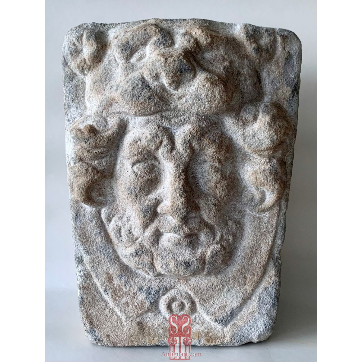 Pareja de claves de arco en piedra esculpida, siglo XVI-XVII.