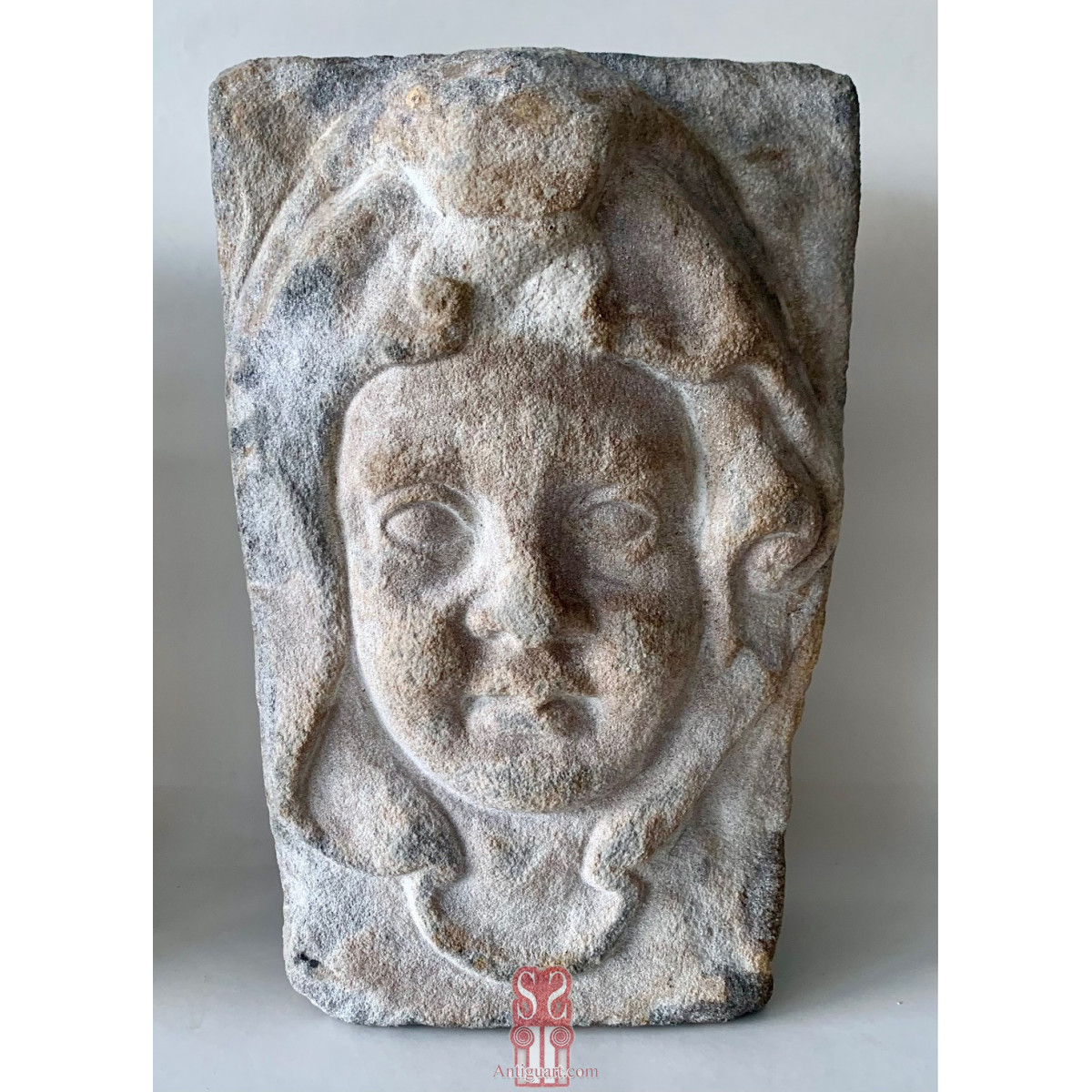 Pareja de claves de arco en piedra esculpida, siglo XVI-XVII.