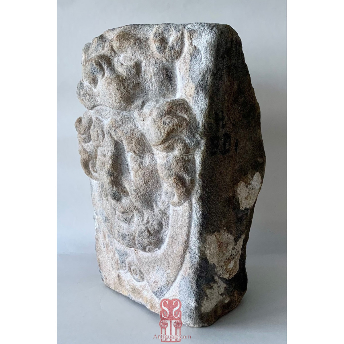 Pareja de claves de arco en piedra esculpida, siglo XVI-XVII.