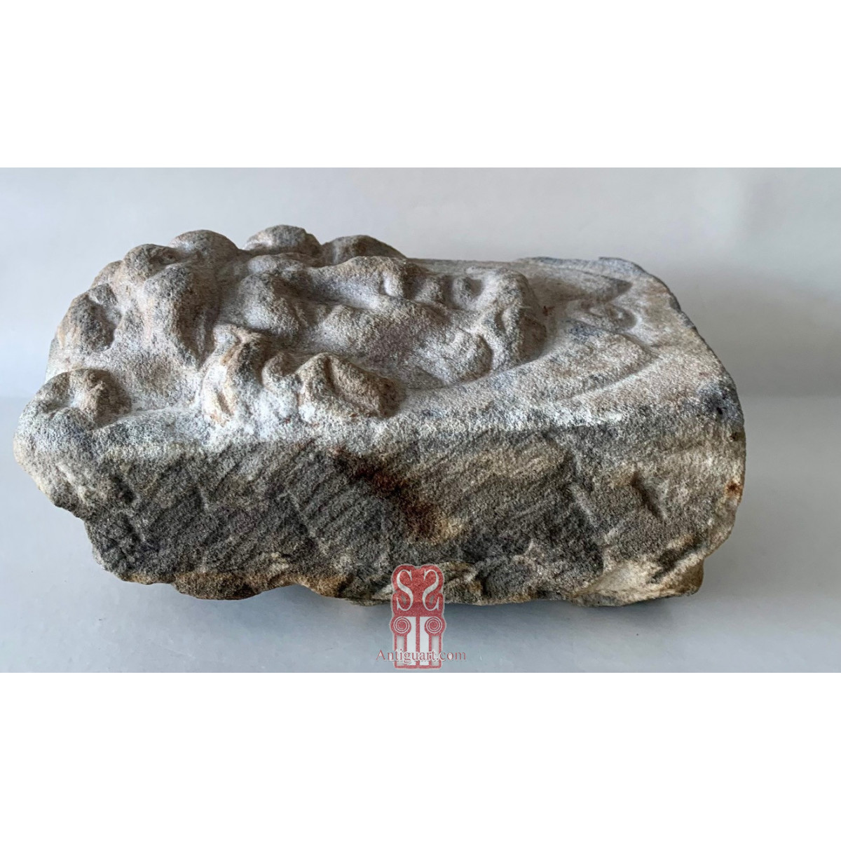 Pareja de claves de arco en piedra esculpida, siglo XVI-XVII.